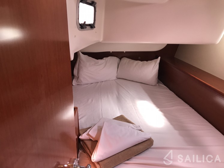 Oceanis 43 - Yacht Charter Sailica