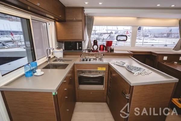 Lagoon 450  Flybridge - Yacht Charter Sailica