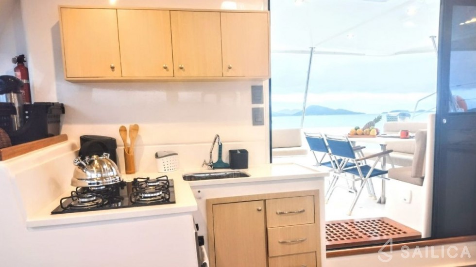 CatFlash 43 - Yacht Charter Sailica