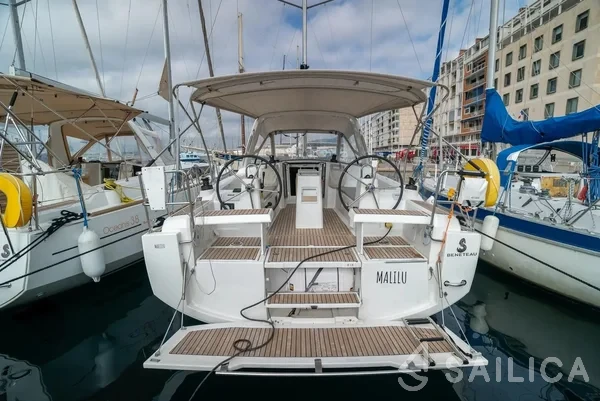Oceanis 35.1 - Yacht Charter Sailica