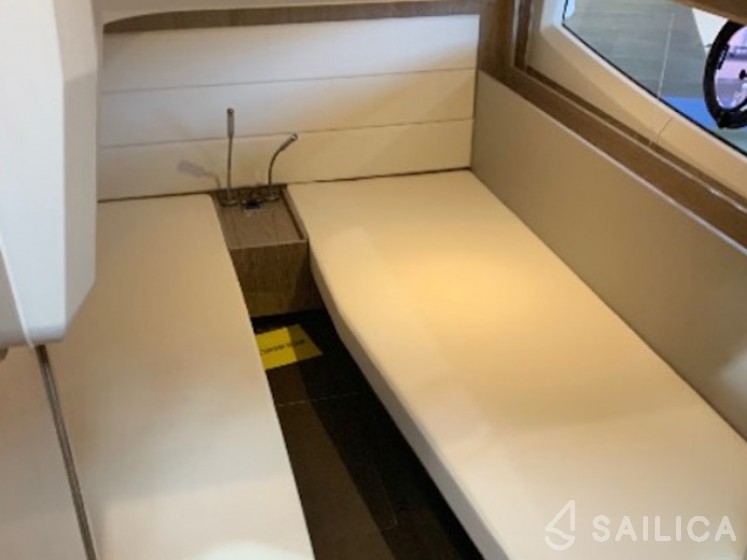 Sealine C390 - Yacht Charter Sailica