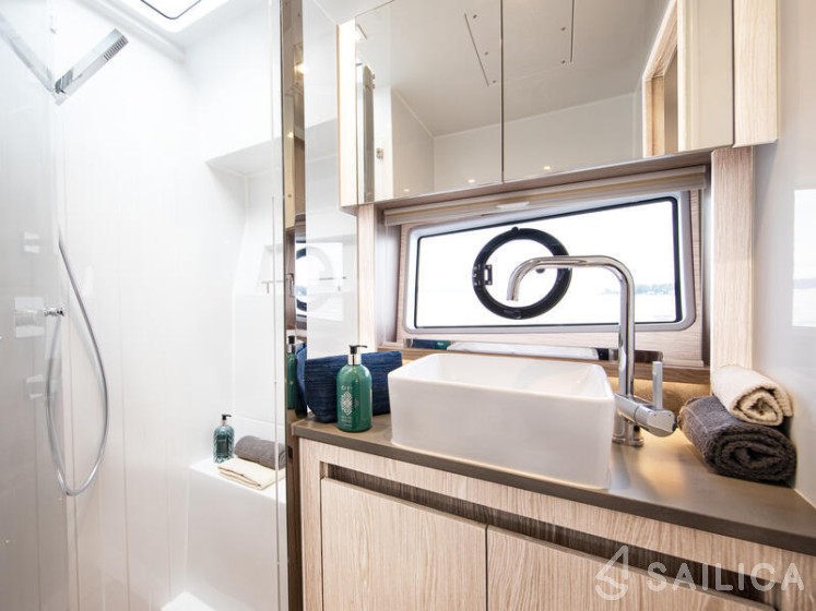 Sealine C390 - Yacht Charter Sailica