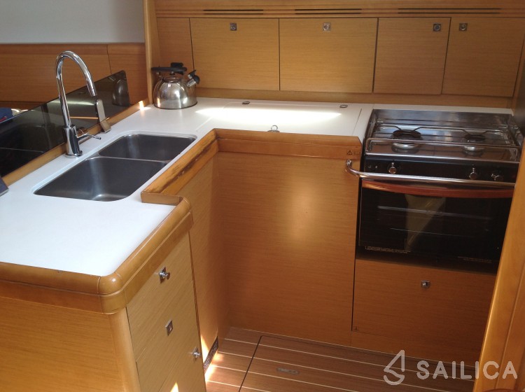 Sun Odyssey 42i - Yacht Charter Sailica