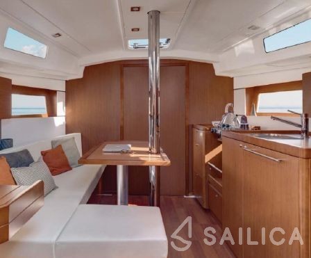Oceanis 38.1 - Yacht Charter Sailica