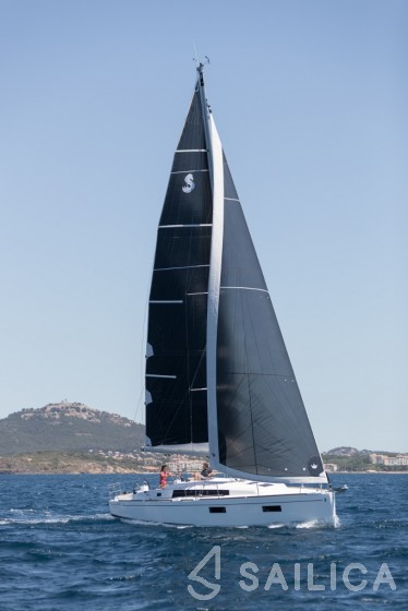Oceanis 38.1 - Yacht Charter Sailica