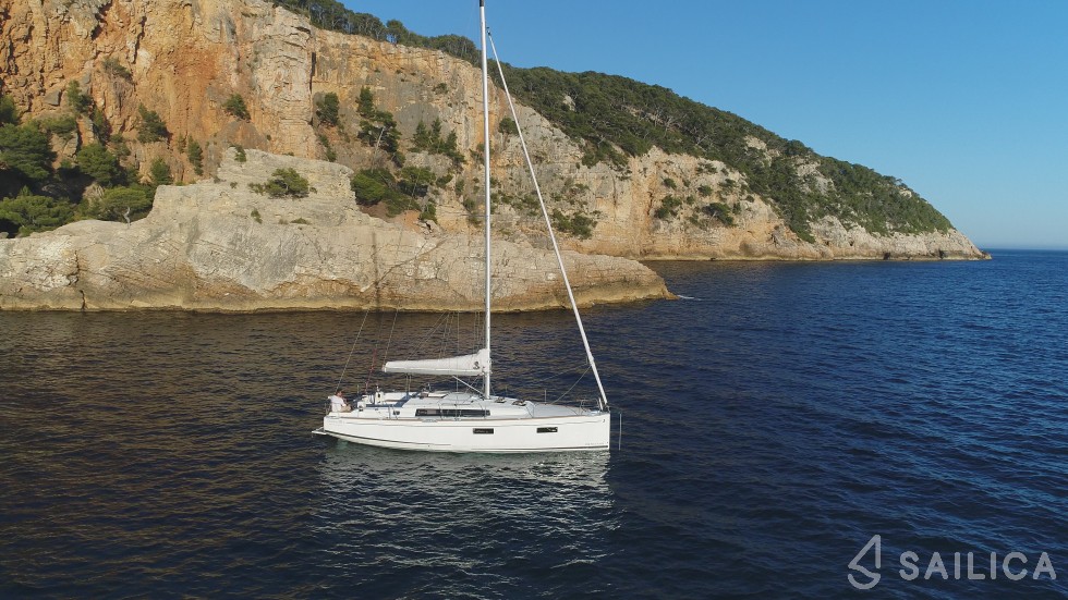 Oceanis 38.1 - Yacht Charter Sailica