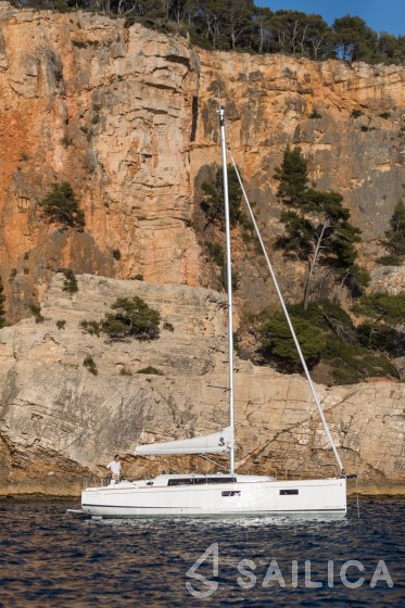 Oceanis 38.1 - Yacht Charter Sailica
