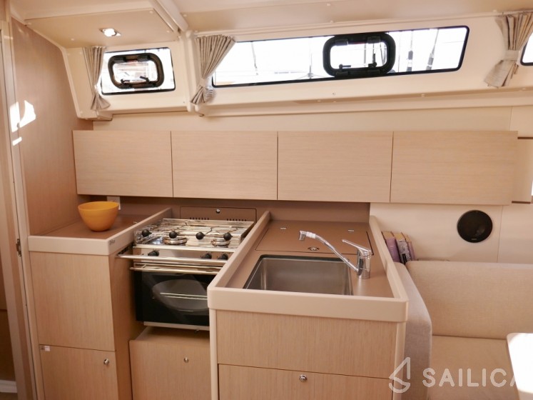 Oceanis 38.1 - Yacht Charter Sailica