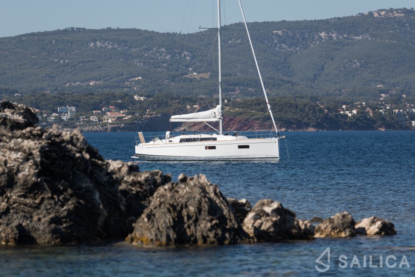 Oceanis 38.1 - Yacht Charter Sailica