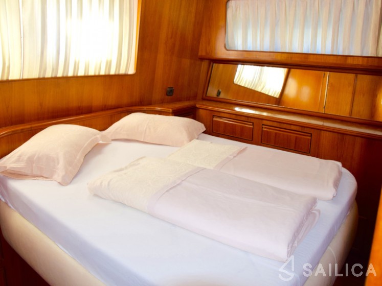 Yaretti 1570 - Yacht Charter Sailica