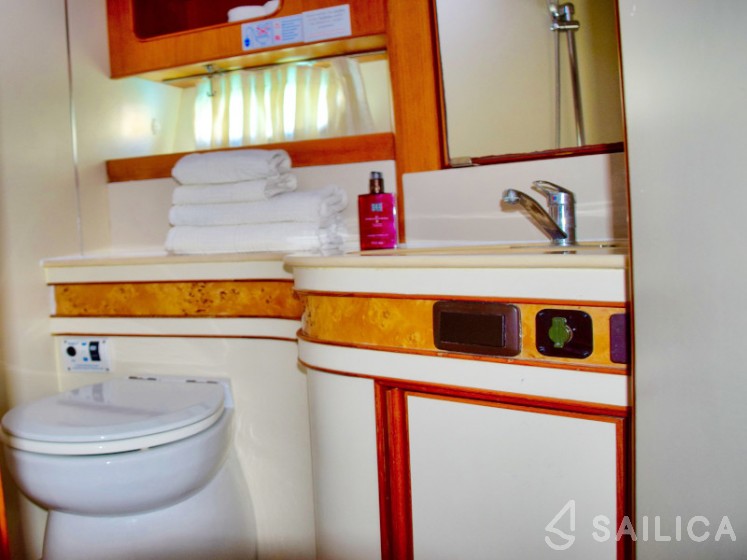 Yaretti 1570 - Yacht Charter Sailica