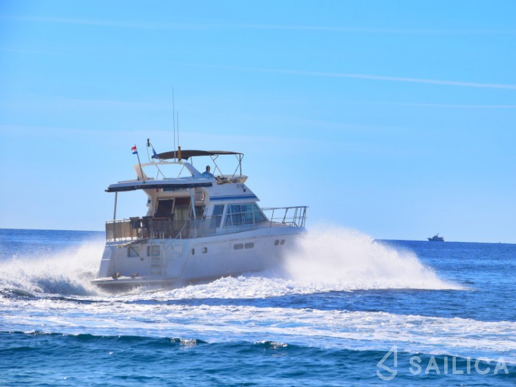 Yaretti 1570 - Yacht Charter Sailica