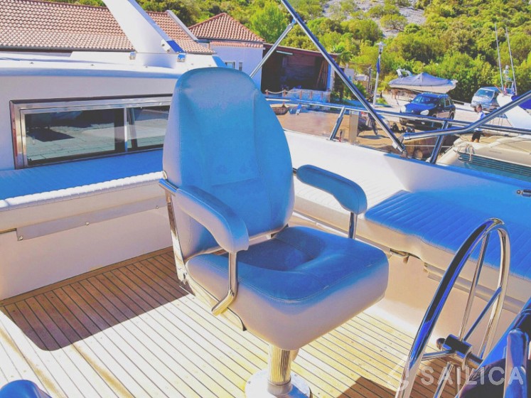 Yaretti 1570 - Yacht Charter Sailica
