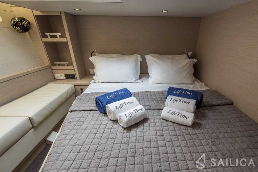 Jeanneau 64 - Yacht Charter Sailica
