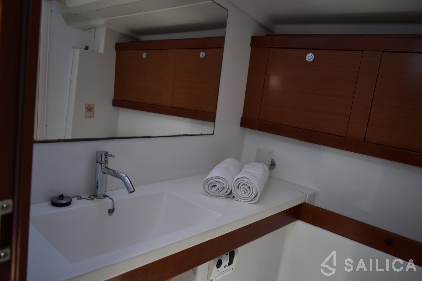 Oceanis 54 - Yacht Charter Sailica