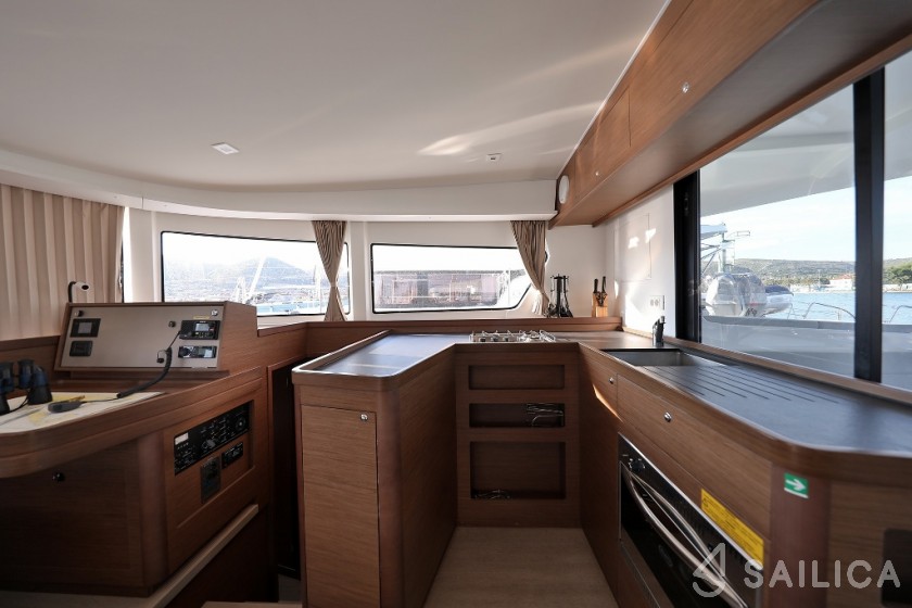Lagoon 42 - Yacht Charter Sailica