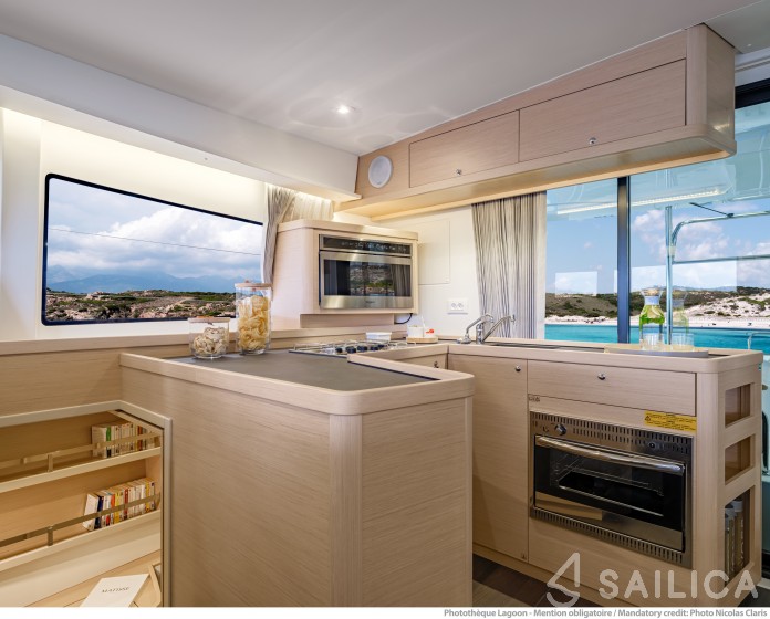 Lagoon 42 - Yacht Charter Sailica