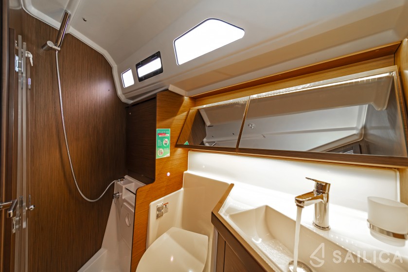 Oceanis 40.1 - Yacht Charter Sailica