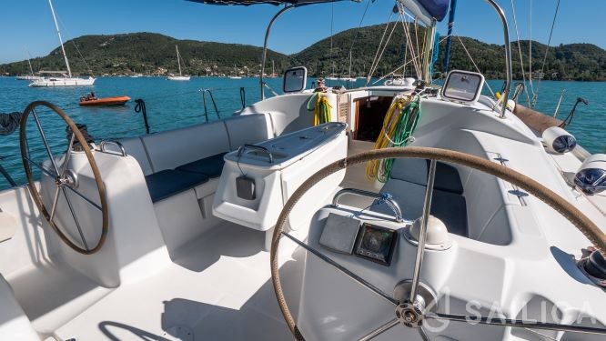 Oceanis 43 - Yacht Charter Sailica