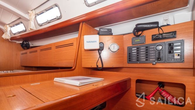 Oceanis 43 - Yacht Charter Sailica