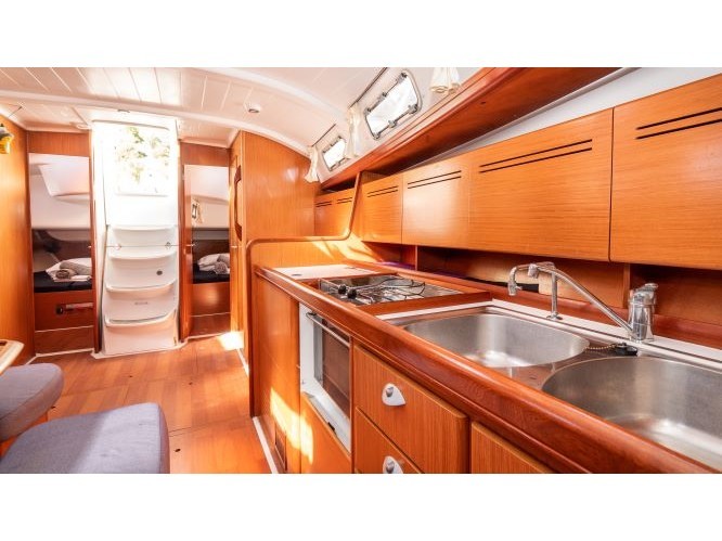 Oceanis 43 - Yacht Charter Sailica