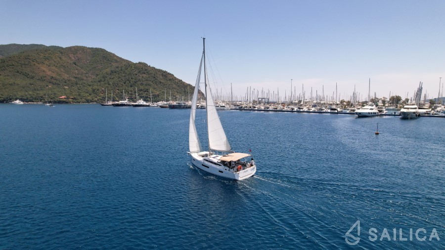Sun Odyssey 410 - Yacht Charter Sailica