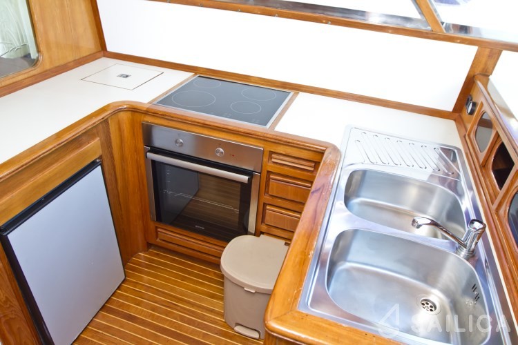 Yaretti 1910 - Yacht Charter Sailica