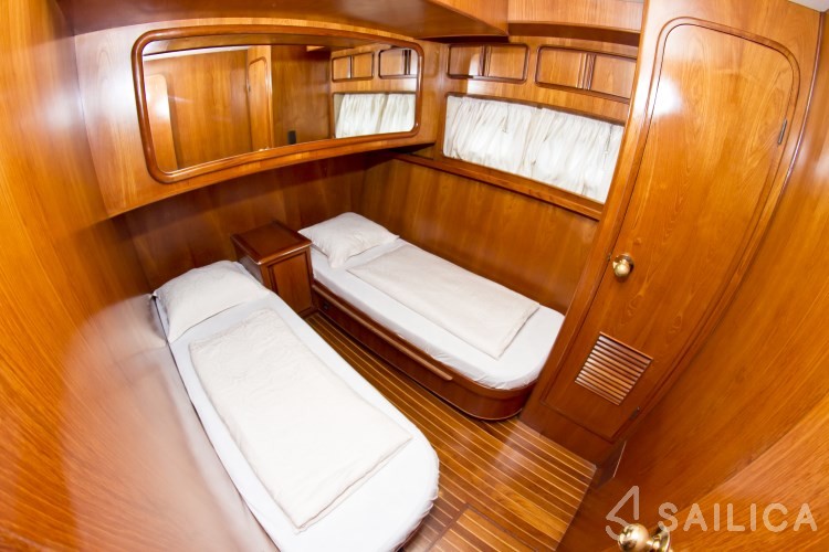 Yaretti 1910 - Yacht Charter Sailica