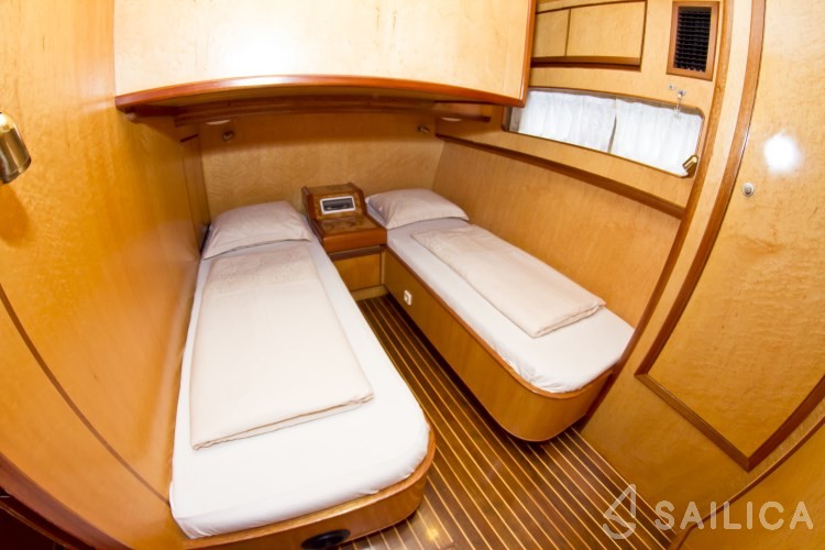 Yaretti 2110 - Yacht Charter Sailica