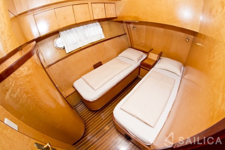 Yaretti 2110 - Yacht Charter Sailica