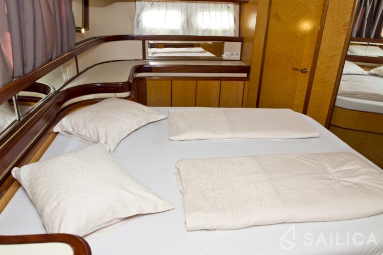 Yaretti 2110 - Yacht Charter Sailica