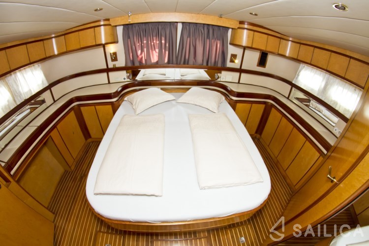 Yaretti 2110 - Yacht Charter Sailica