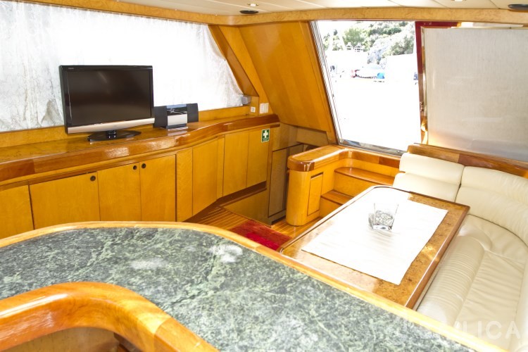Yaretti 2110 - Yacht Charter Sailica