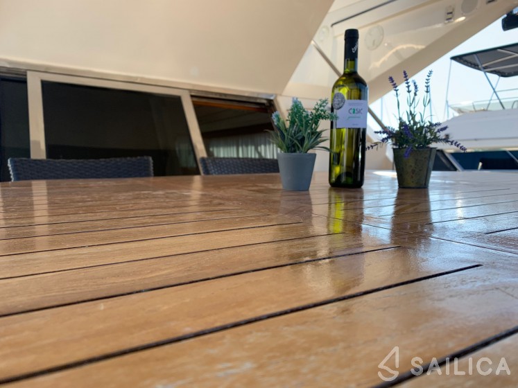 Yaretti 2110 - Yacht Charter Sailica