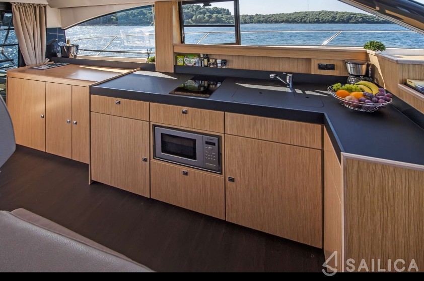 Bavaria Virtess 420 Fly - Yacht Charter Sailica