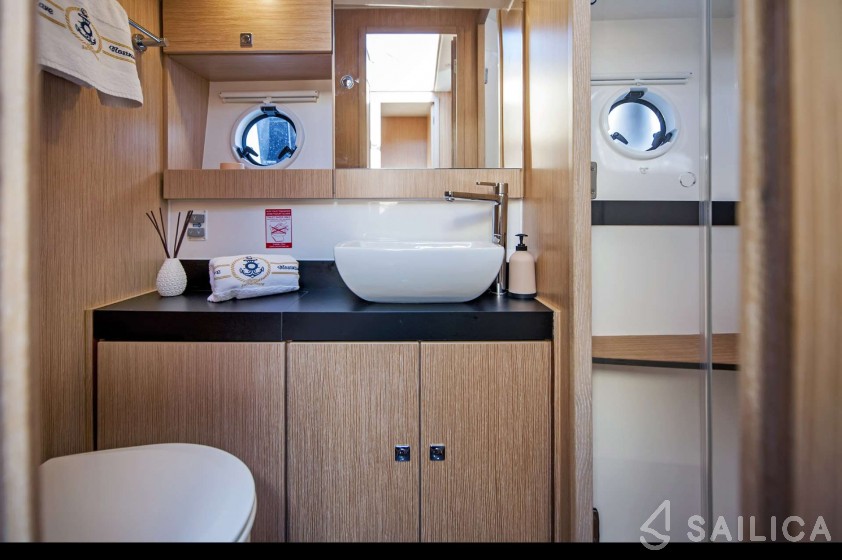 Bavaria Virtess 420 Fly - Yacht Charter Sailica