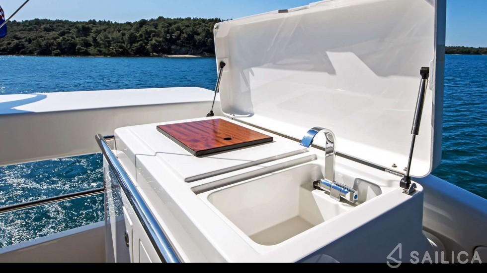 Bavaria Virtess 420 Fly - Yacht Charter Sailica