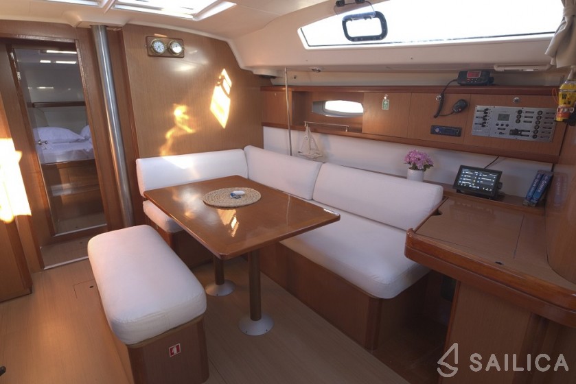 Oceanis 43 - Yacht Charter Sailica