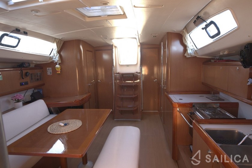 Oceanis 43 - Yacht Charter Sailica
