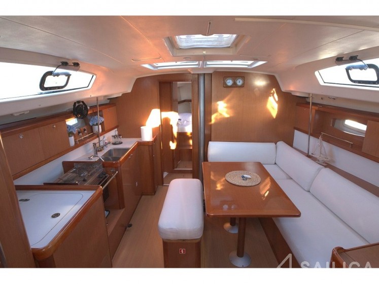 Oceanis 43 - Yacht Charter Sailica