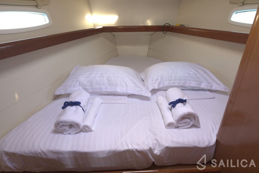 Oceanis 43 - Yacht Charter Sailica