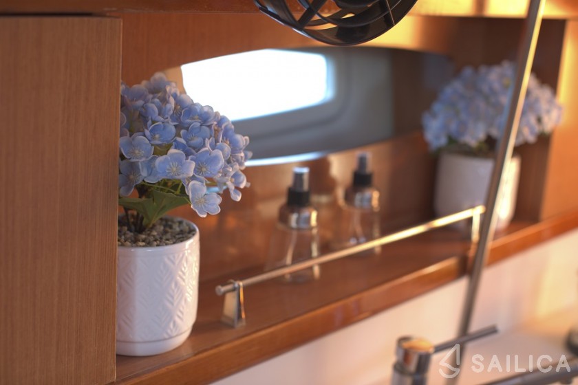 Oceanis 43 - Yacht Charter Sailica