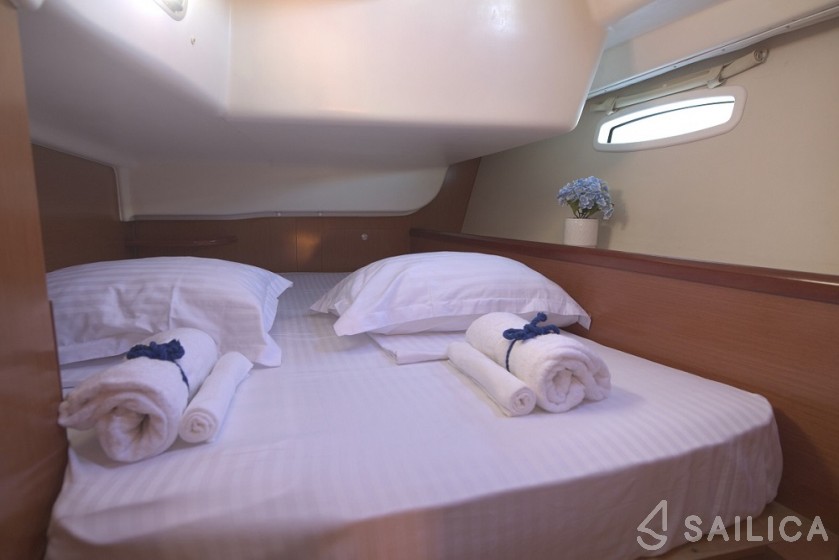 Oceanis 43 - Yacht Charter Sailica