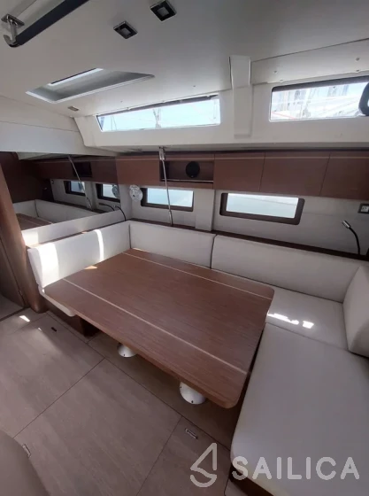 Oceanis 51.1 - Yacht Charter Sailica