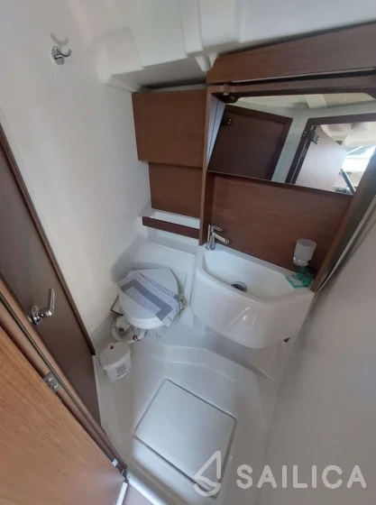 Oceanis 51.1 - Yacht Charter Sailica