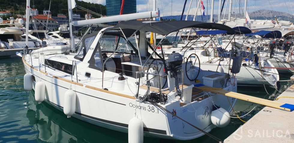 Oceanis 38.1 - Yacht Charter Sailica