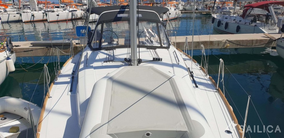 Oceanis 38.1 - Yacht Charter Sailica