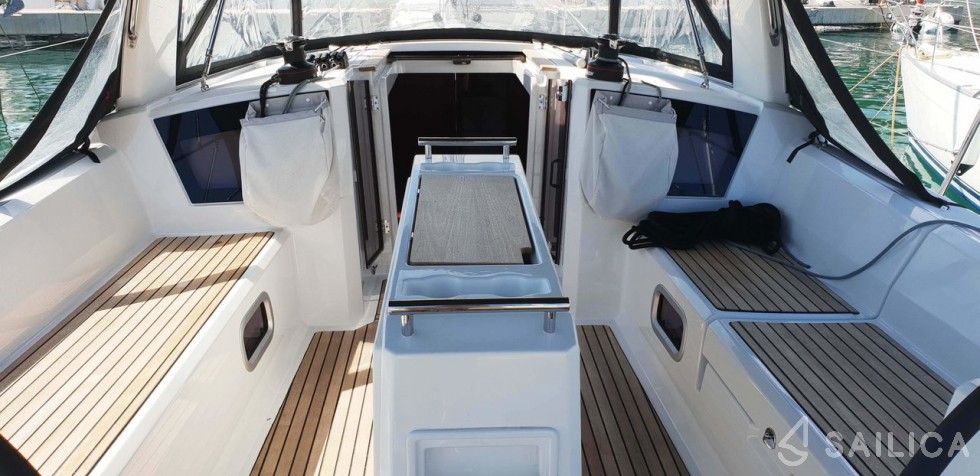 Oceanis 38.1 - Yacht Charter Sailica