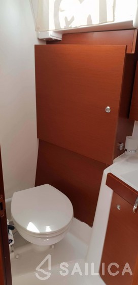 Oceanis 38.1 - Yacht Charter Sailica