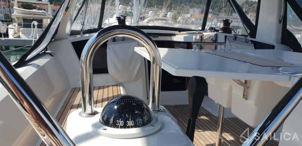 Oceanis 38.1 - Yacht Charter Sailica